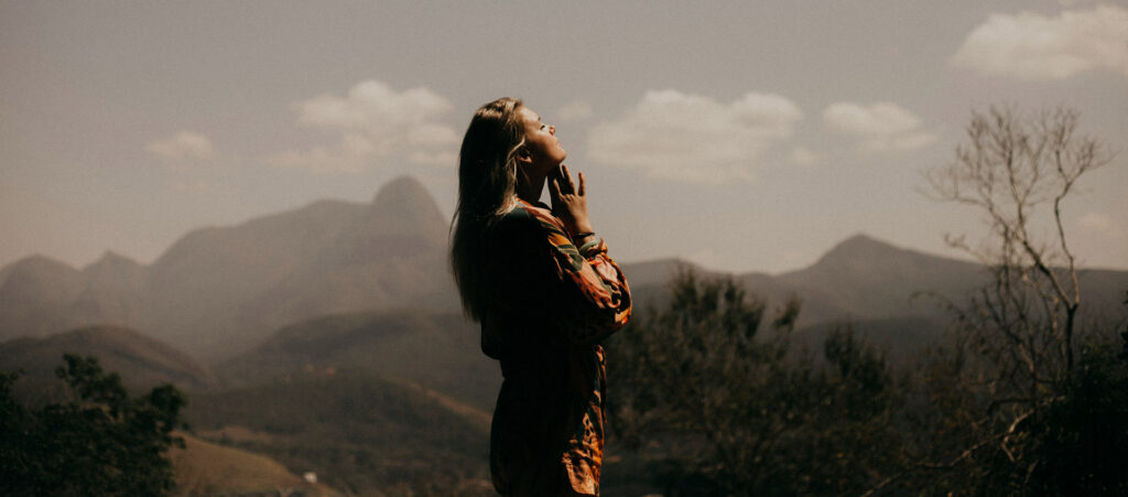 woman relaxing in nature for couples therapy in Stockholm and online blog post. Therapist Jivan Dios