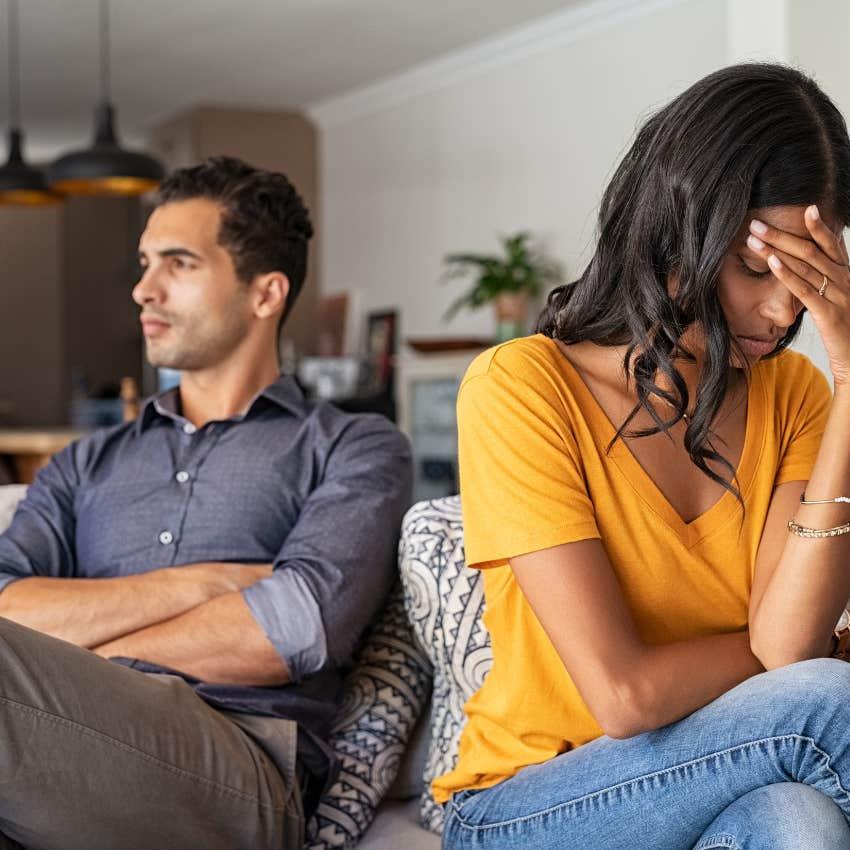 Couple sitting together on a sofa during couples therapy in Stockholm at Kindfulness