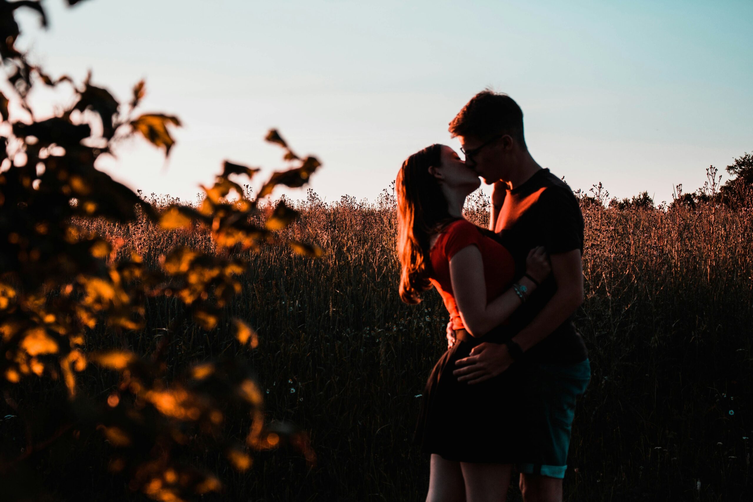couple kissing in sunset nature summertime for couples therapy practice in Stockholm, Sweden and online